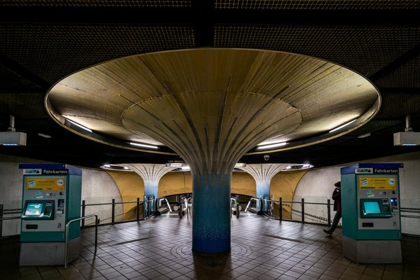 Discover the magic of edinburgh's old town: experience history with leading walking tours from top guides!
